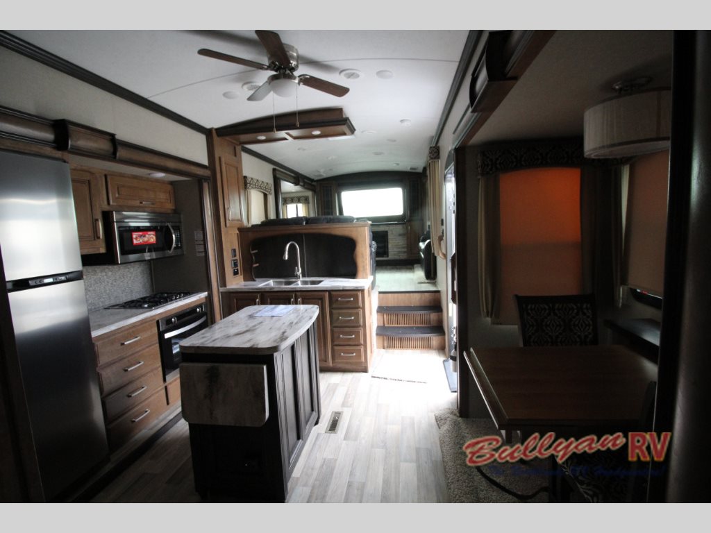 Keystone Montana 3730FL fifth wheel Interior